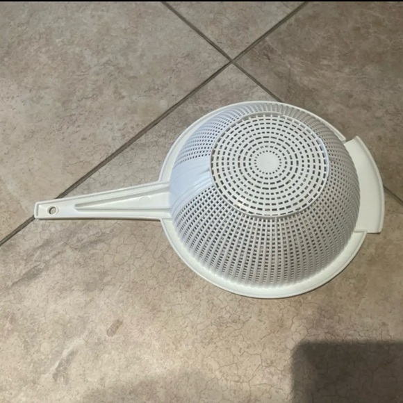 Plastic strainer with handle. - Picture 2 of 4